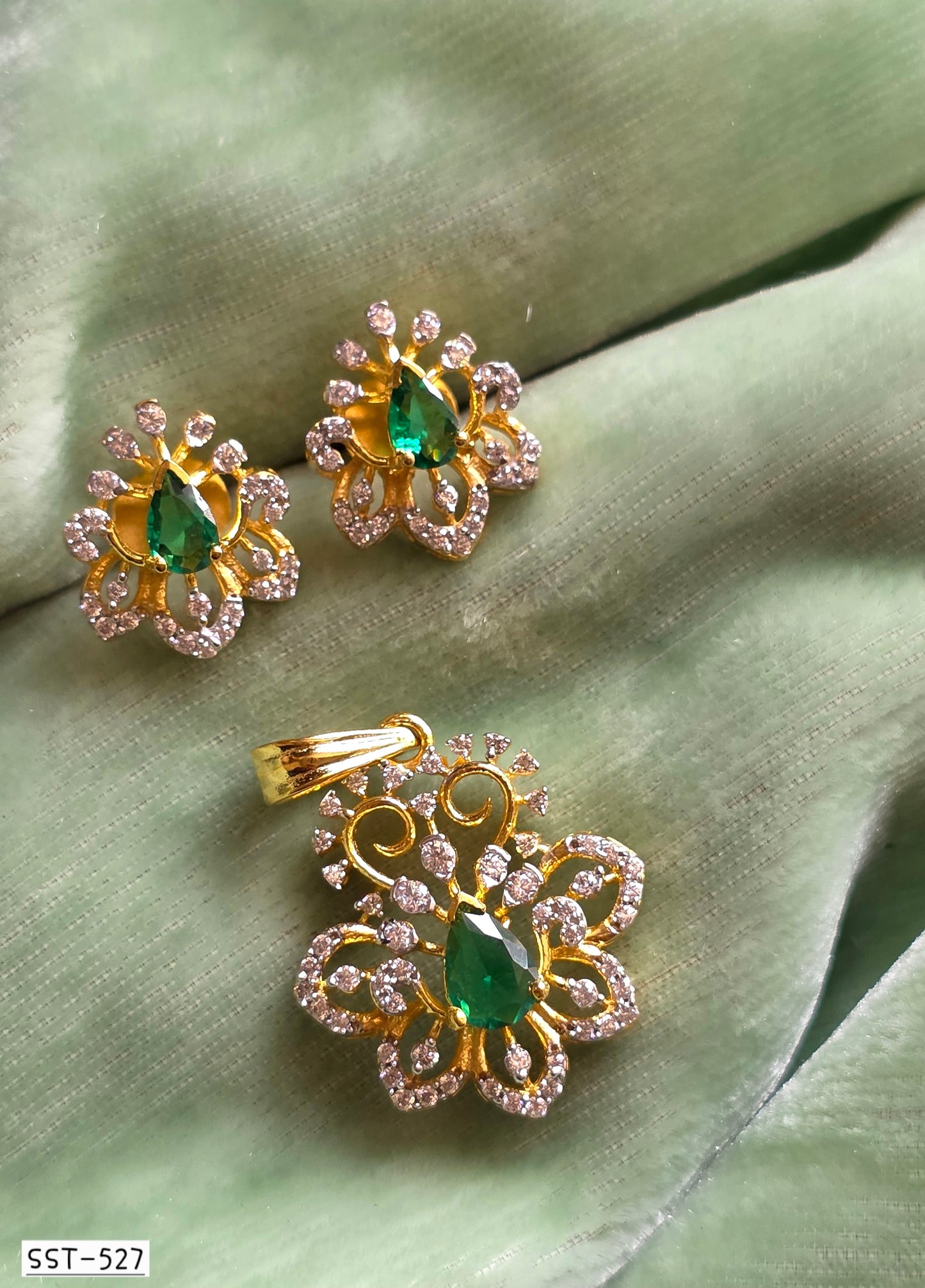 SST 527 | EMERALD RADIANCE PENDANT AND EARRINGS SET