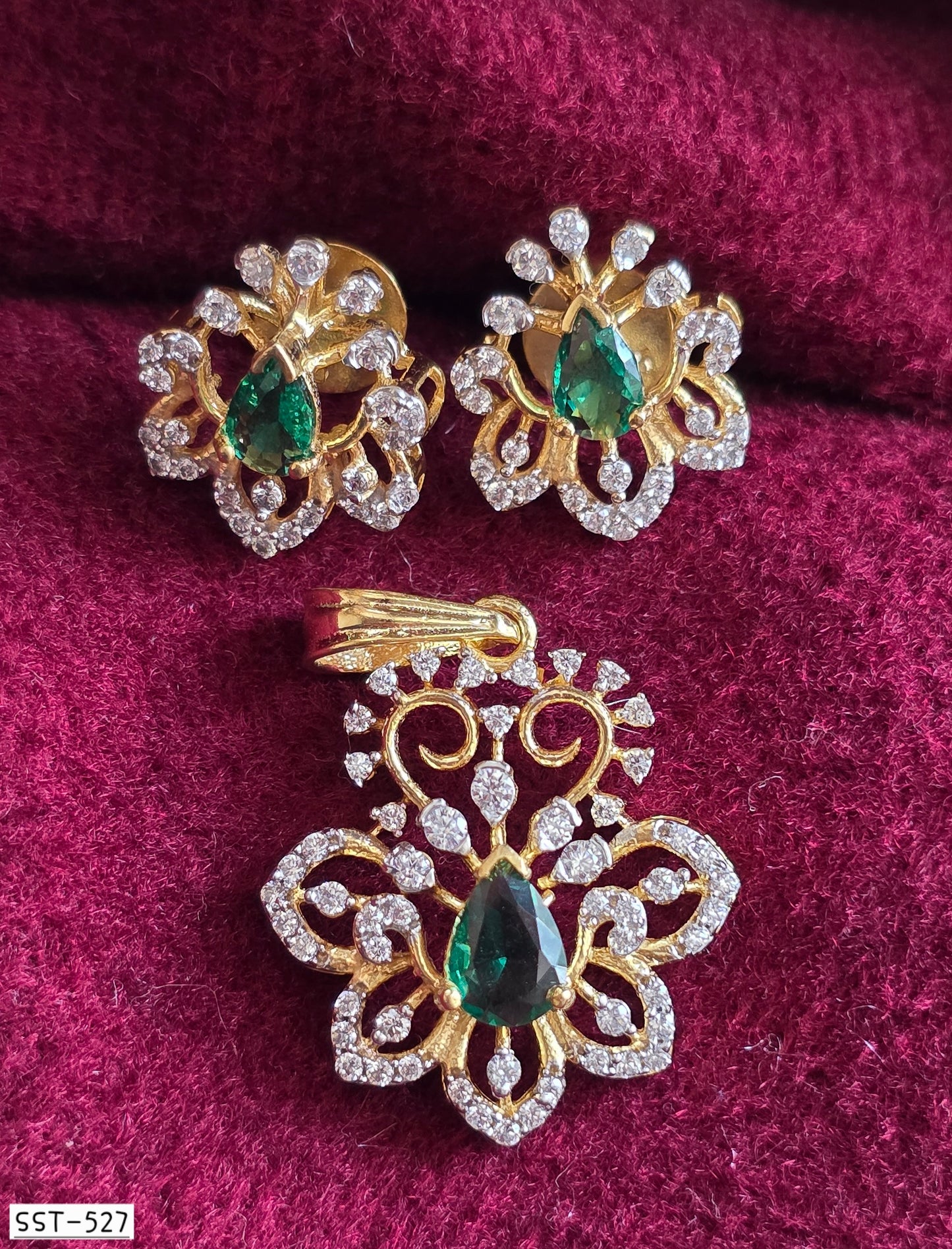 SST 527 | EMERALD RADIANCE PENDANT AND EARRINGS SET