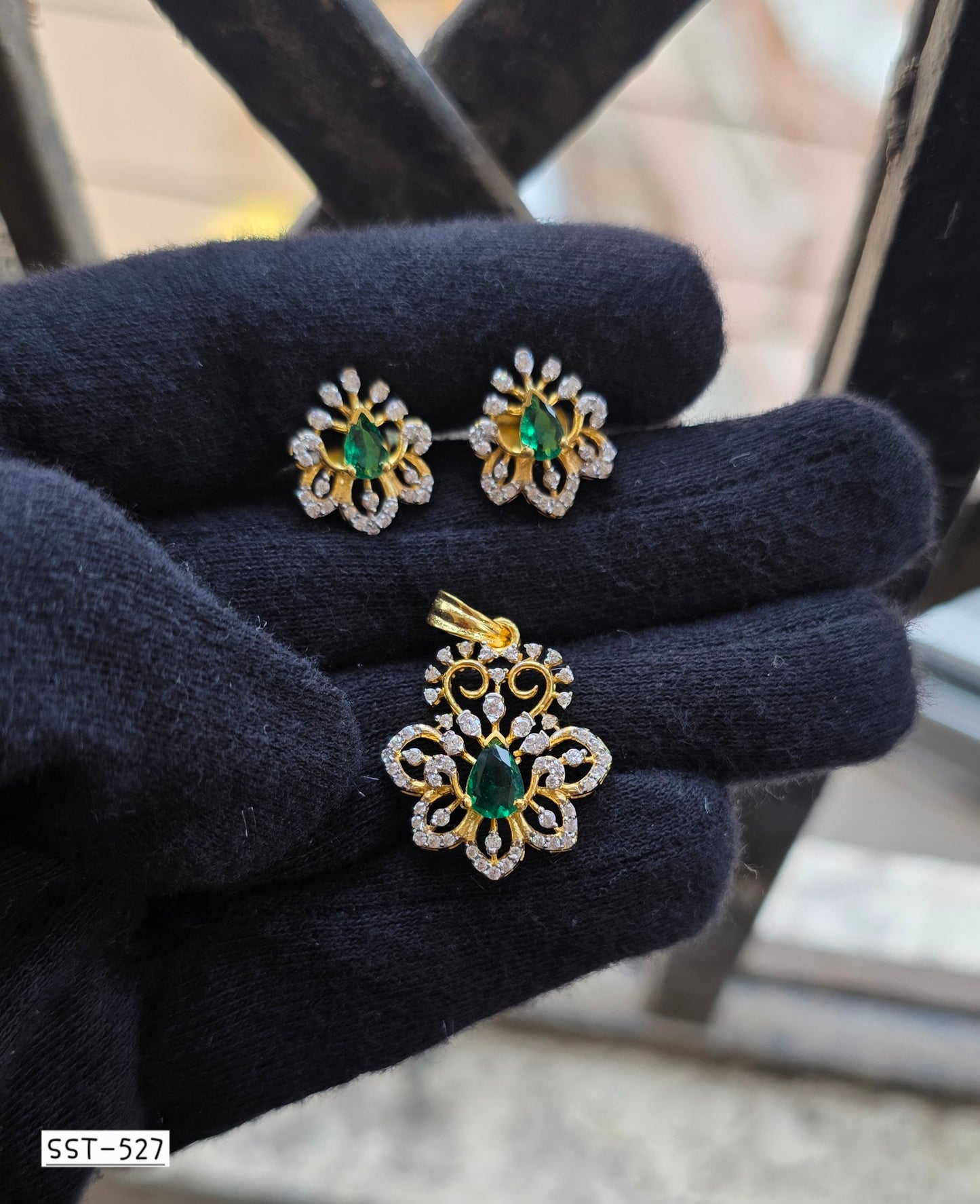 SST 527 | EMERALD RADIANCE PENDANT AND EARRINGS SET
