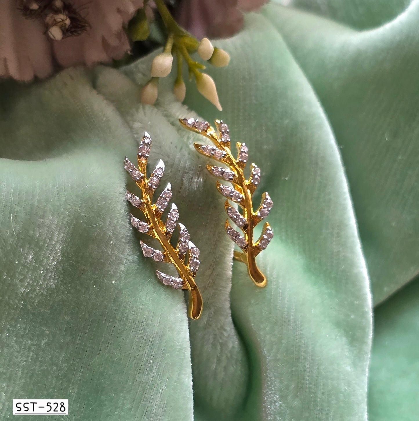 SST 528  | LEAFY DIAMOND EARCUFF