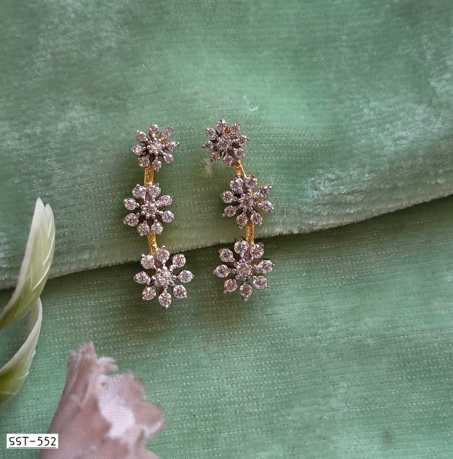 SST 552 | EXQUISITE DIAMOND EARCUFF