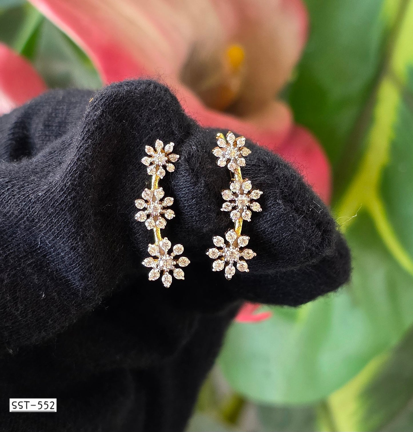 SST 552 | EXQUISITE DIAMOND EARCUFF