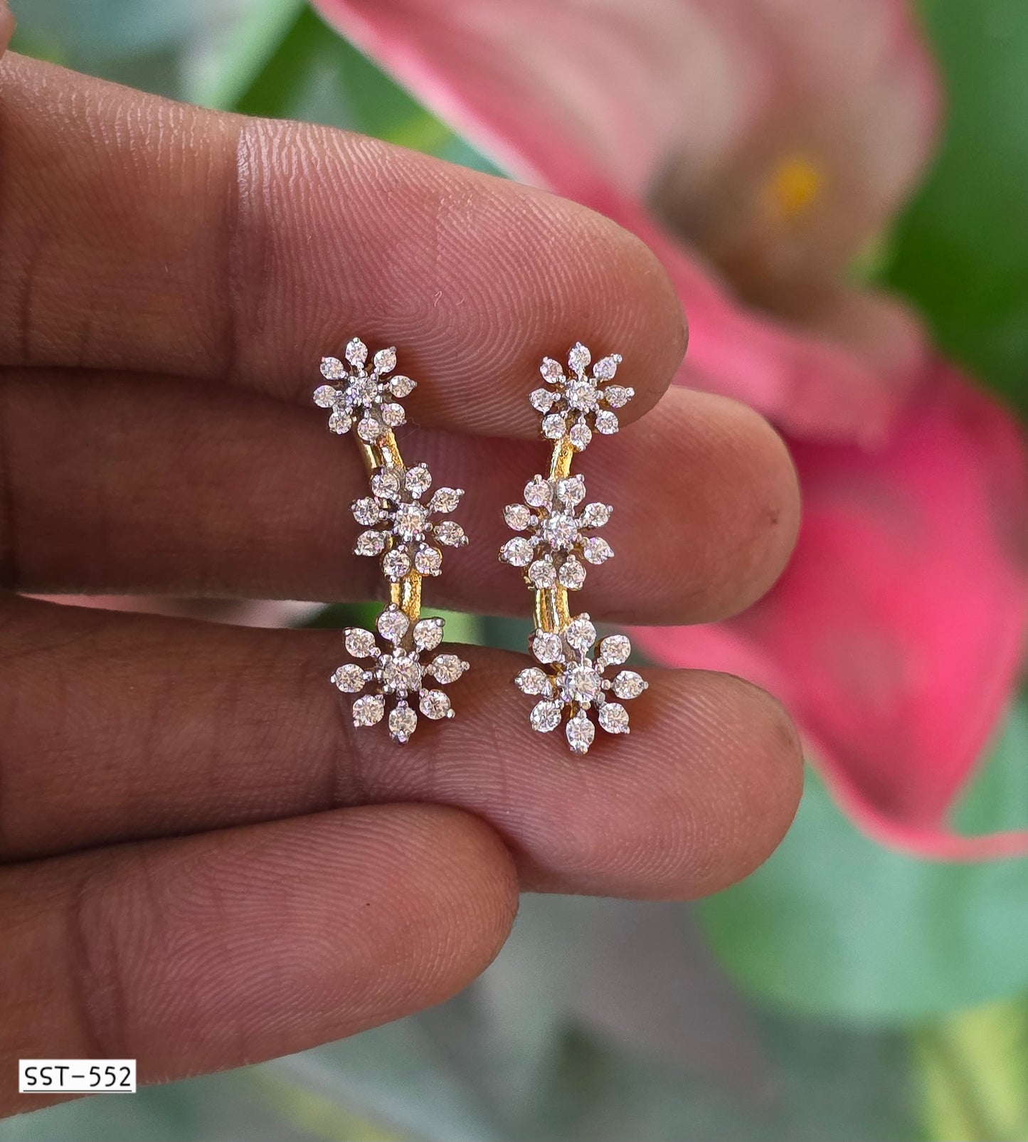 SST 552 | EXQUISITE DIAMOND EARCUFF