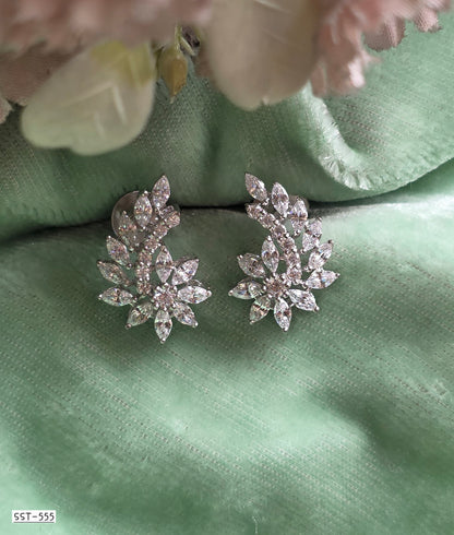 SST 555 | GRACEFUL LEAF DESIGN EARRINGS