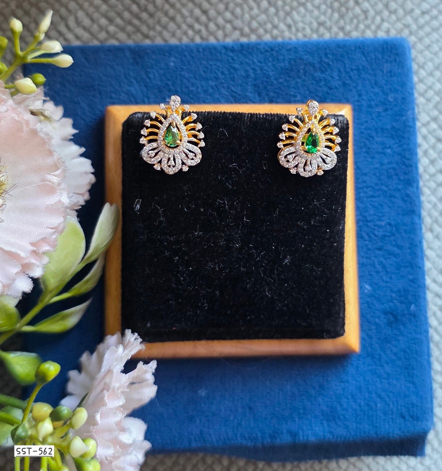 SST 562 | EMERALD EARRINGS WITH DIAMOND BLOOM