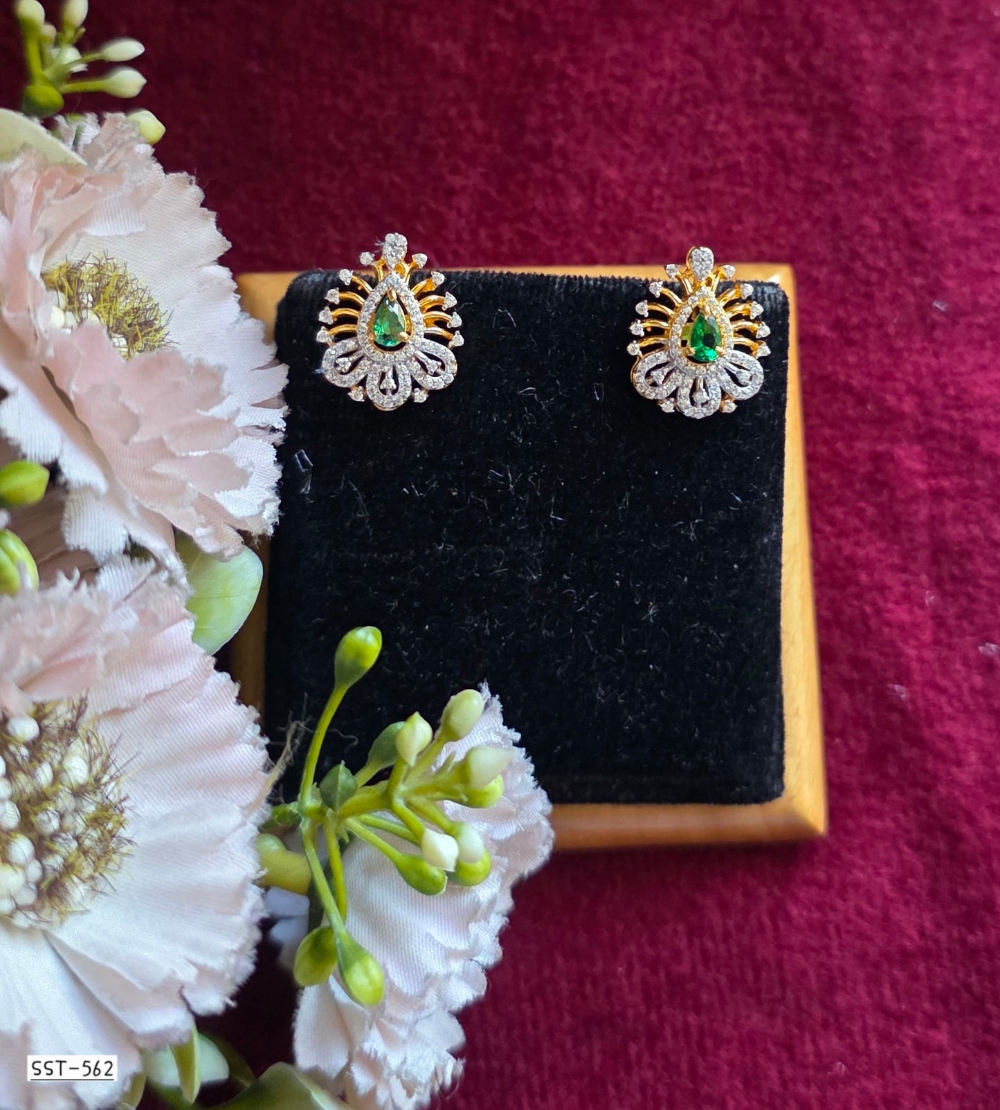SST 562 | EMERALD EARRINGS WITH DIAMOND BLOOM