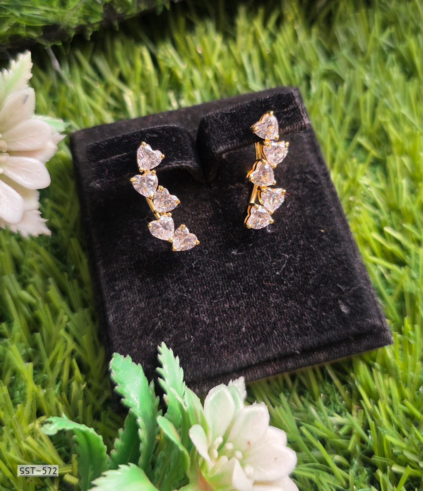 SST 572 | LUXURY CRYSTAL HEART AND BAGUETTE EAR CUFF