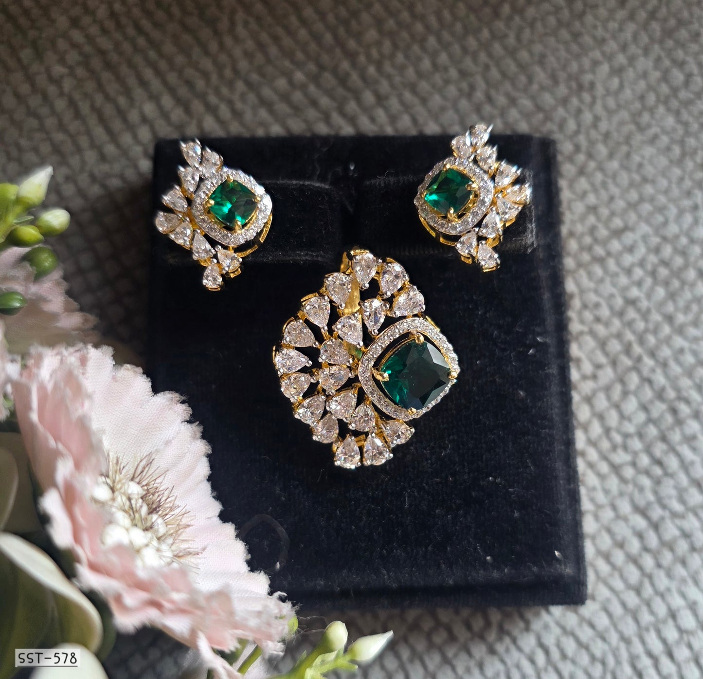 SST 578 | EMERALD GREEN STATEMENT JEWELRY SET WITH DIAMOND HALO