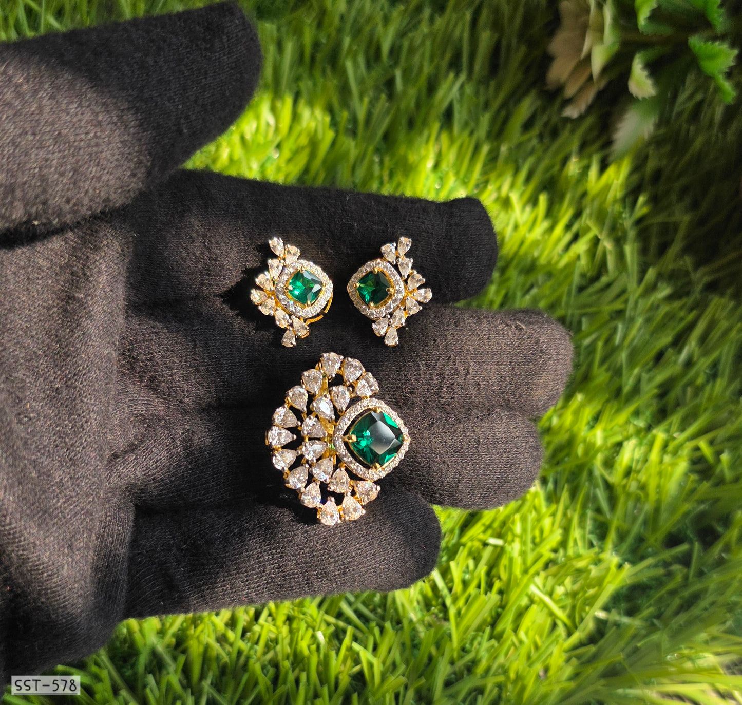 SST 578 | EMERALD GREEN STATEMENT JEWELRY SET WITH DIAMOND HALO