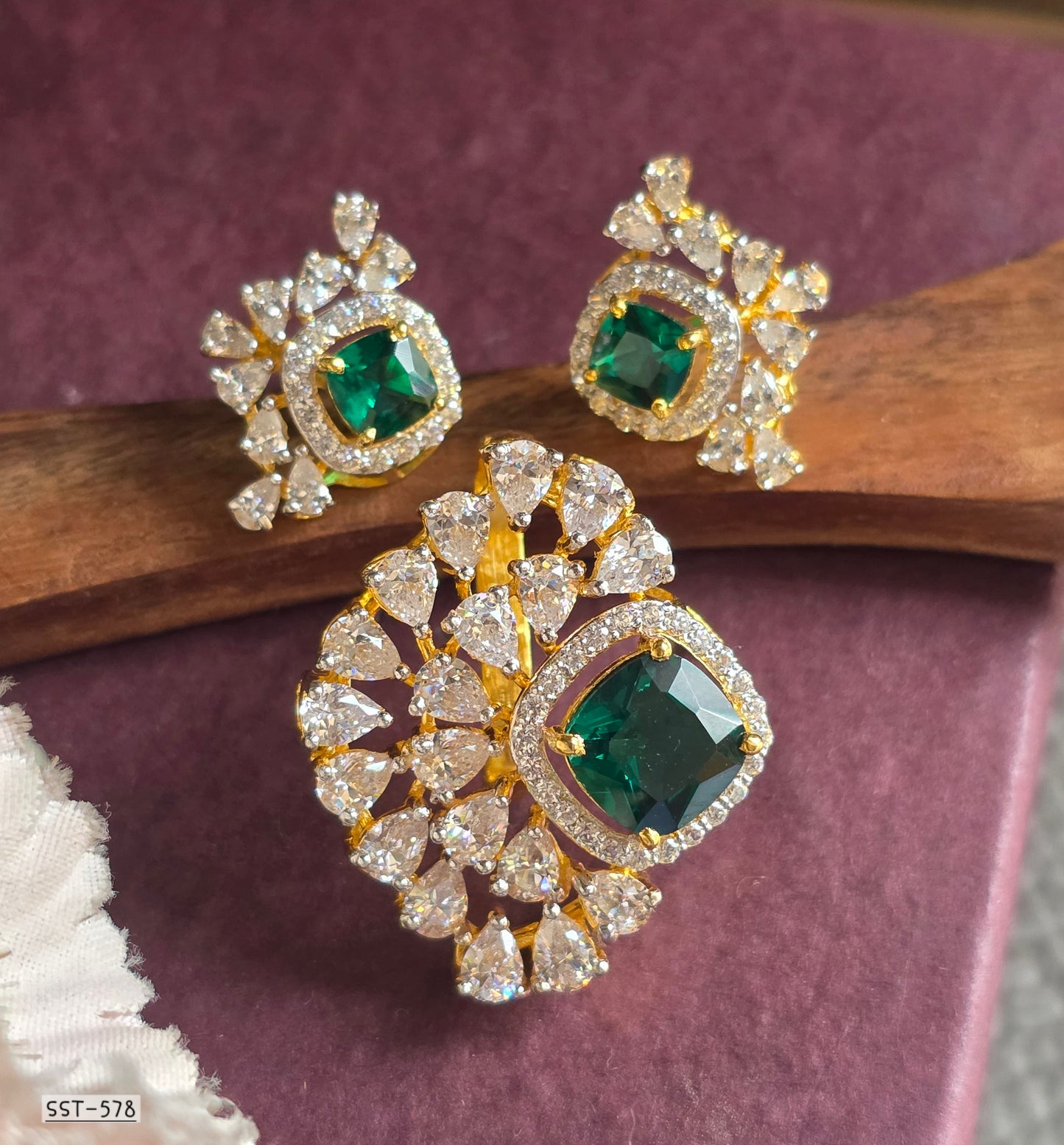 SST 578 | EMERALD GREEN STATEMENT JEWELRY SET WITH DIAMOND HALO