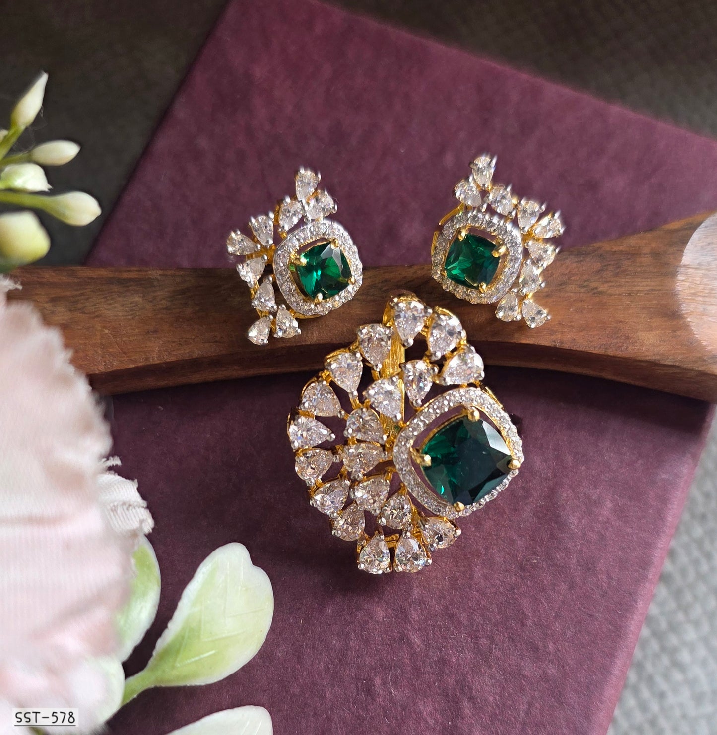 SST 578 | EMERALD GREEN STATEMENT JEWELRY SET WITH DIAMOND HALO