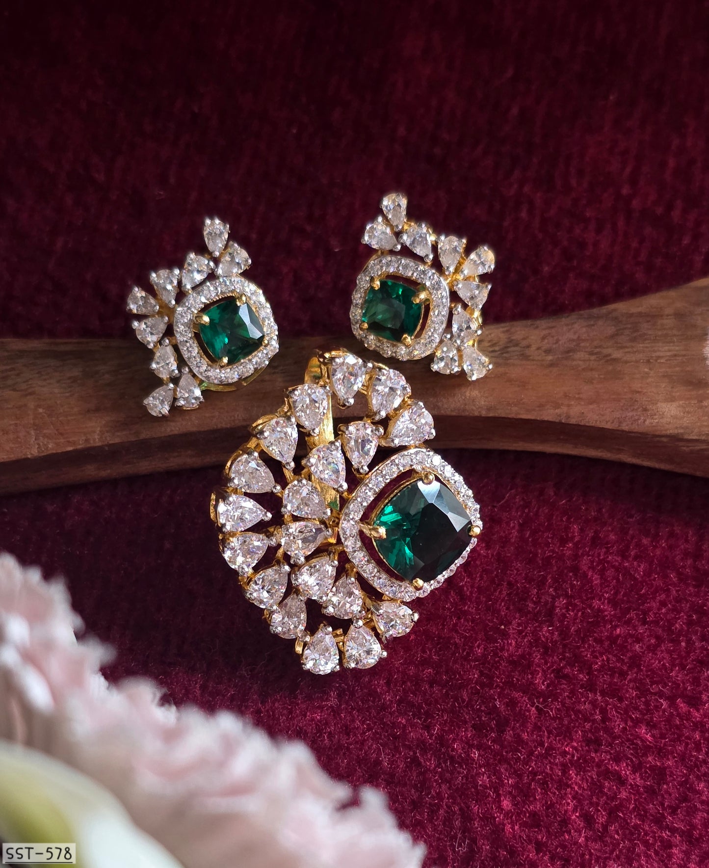SST 578 | EMERALD GREEN STATEMENT JEWELRY SET WITH DIAMOND HALO
