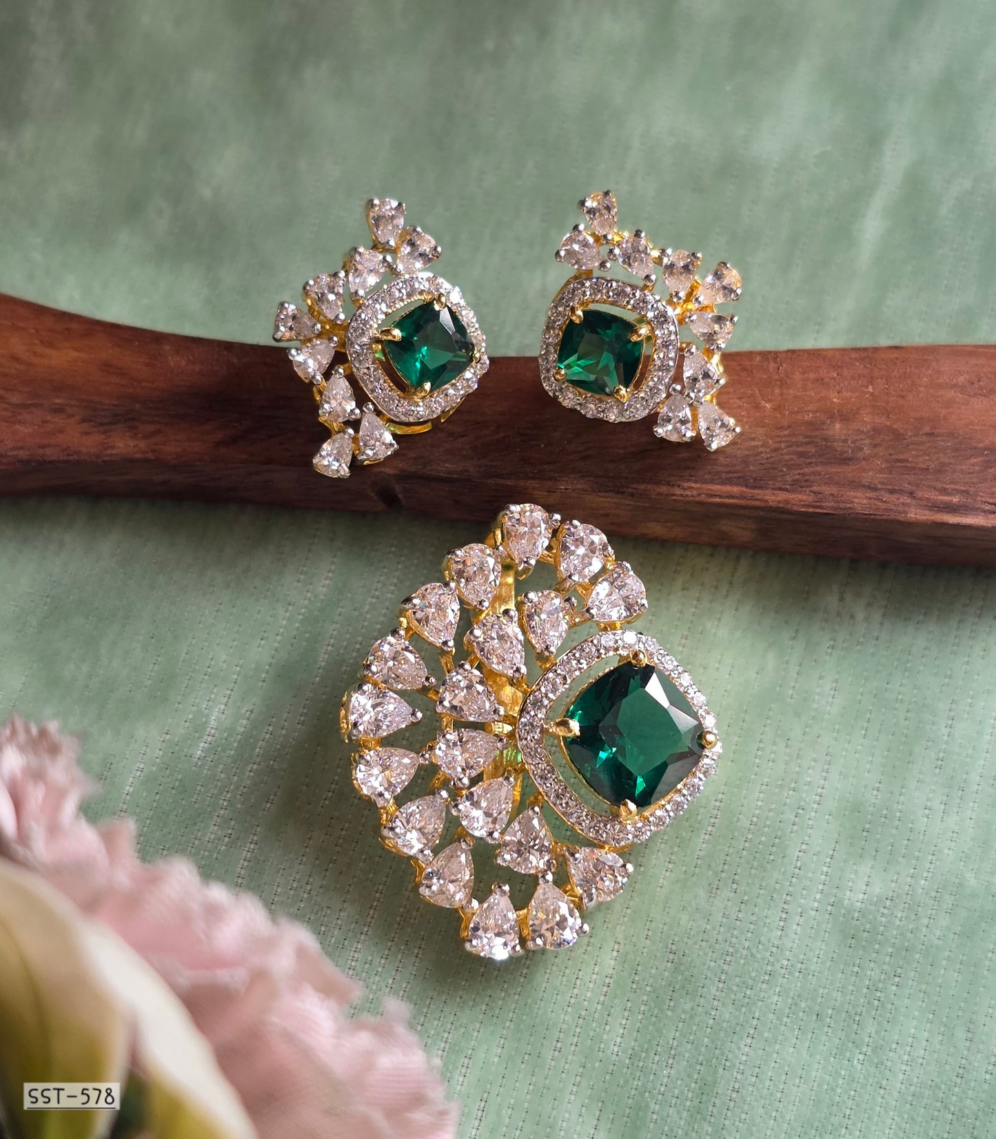 SST 578 | EMERALD GREEN STATEMENT JEWELRY SET WITH DIAMOND HALO