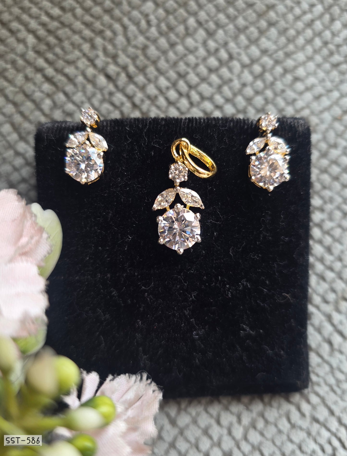SST 586 | RADIANT CRYSTAL FLORAL PENDANT AND EARRING SET