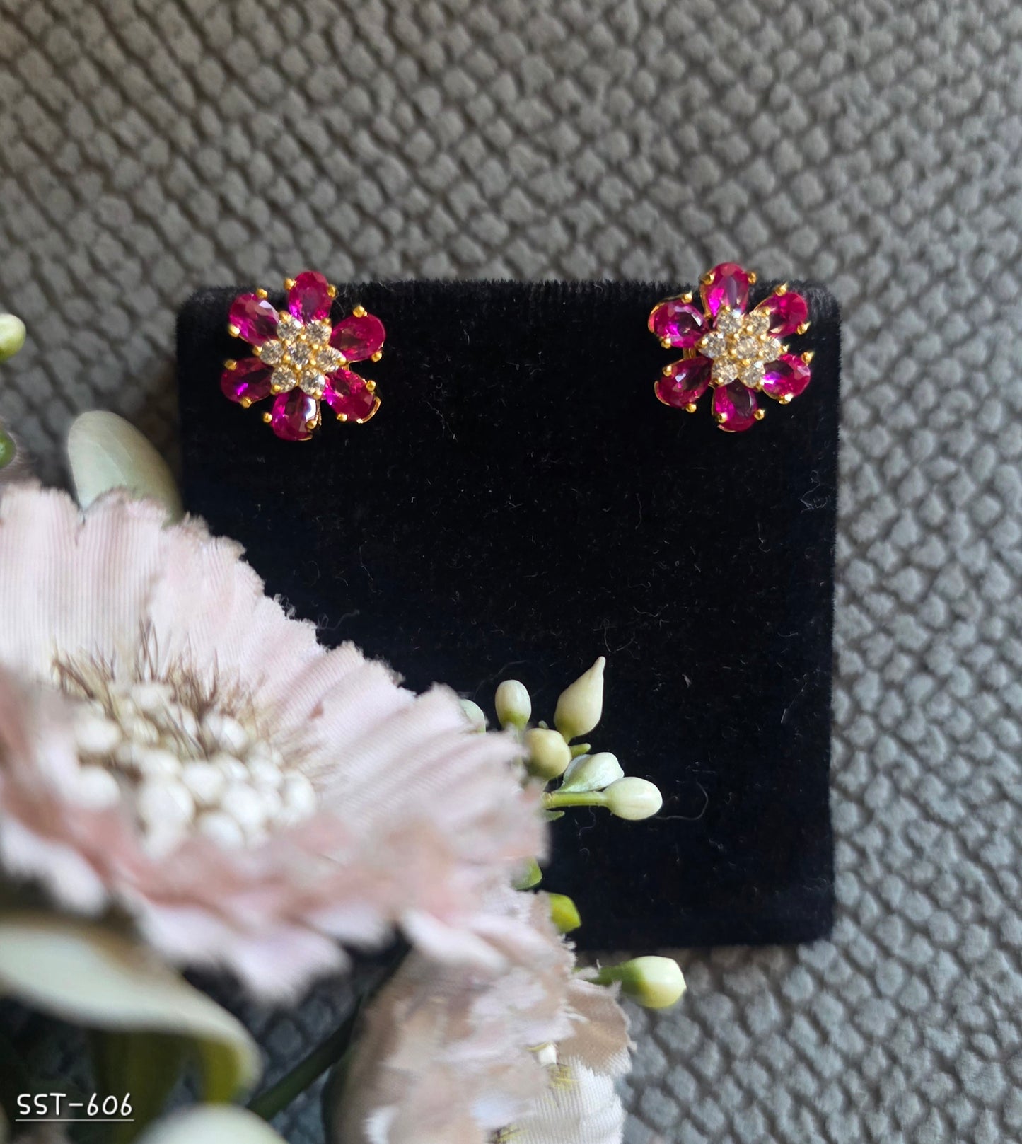 SST 606 | CRYSTAL FLORAL STUD EARRINGS