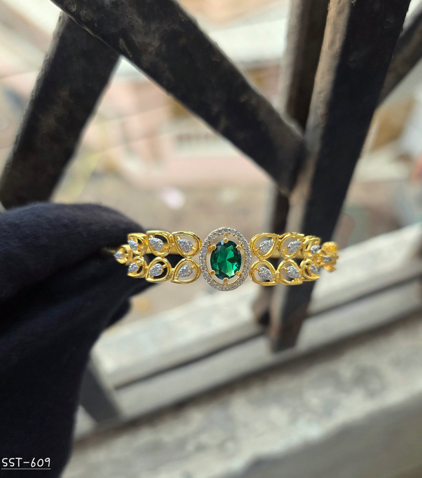 SST 609 | EMERALD HALO LEAF MOTIF STATEMENT BRACELET