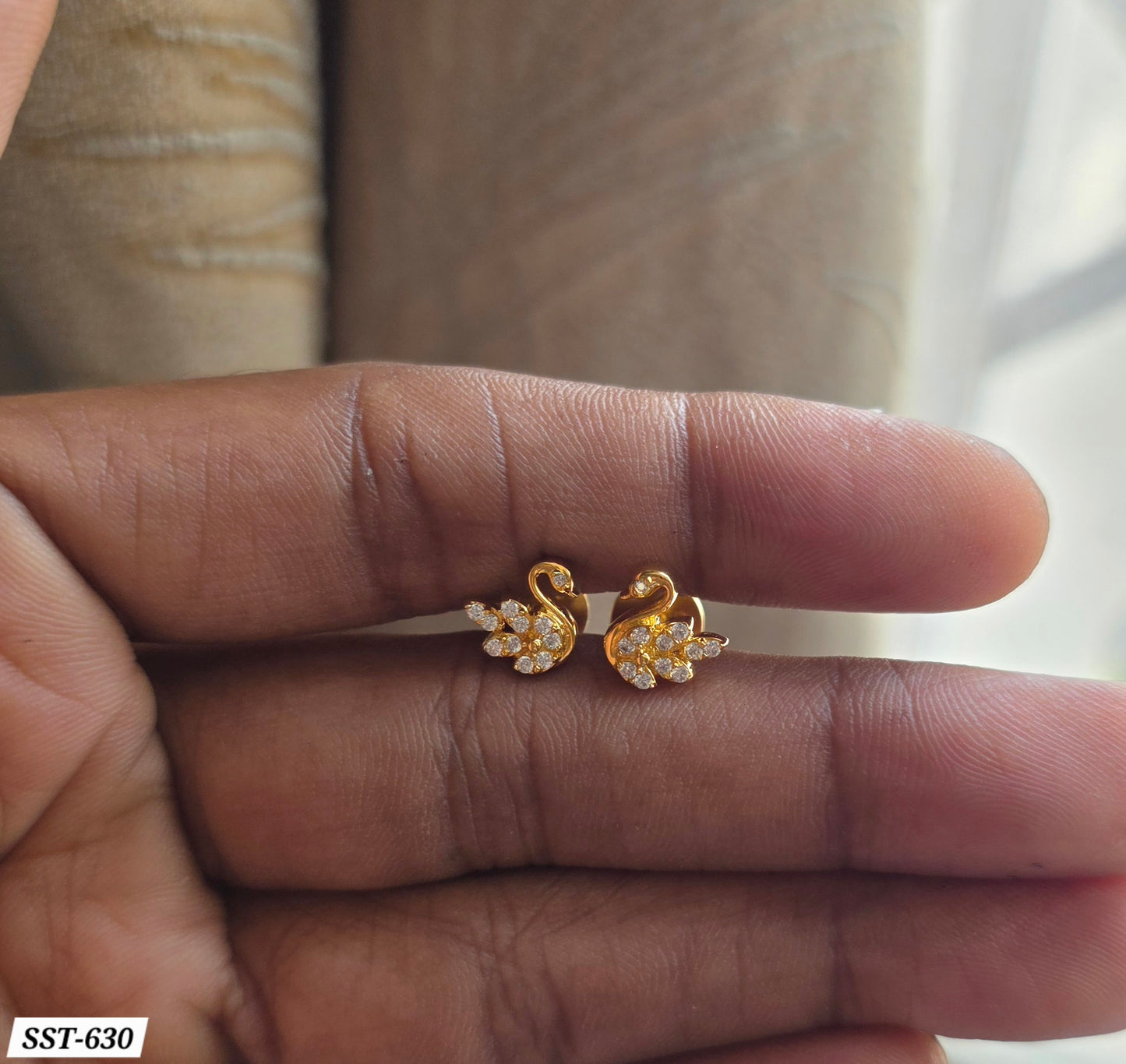 SST 630 | TINY SWAN EARRING