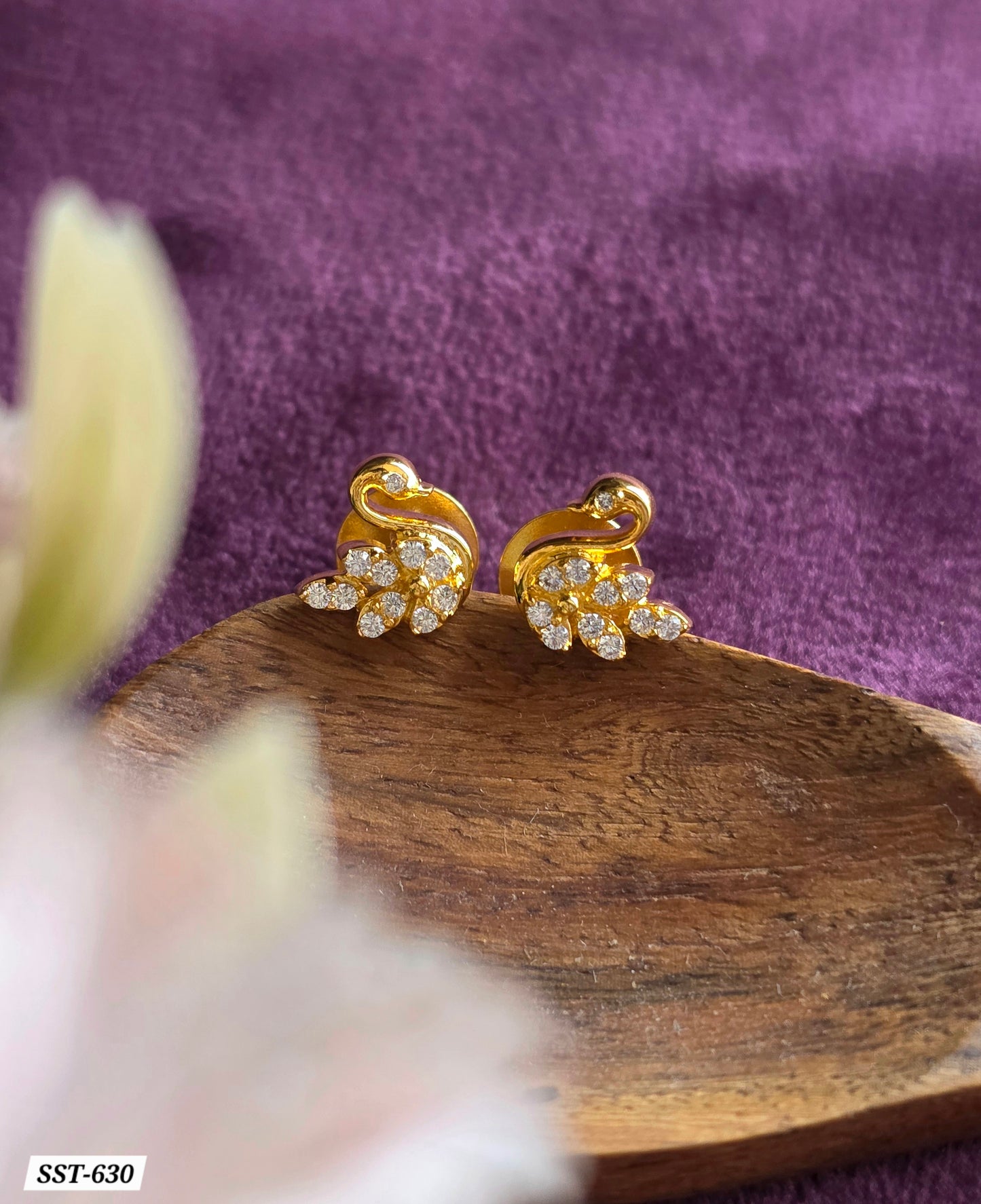SST 630 | TINY SWAN EARRING