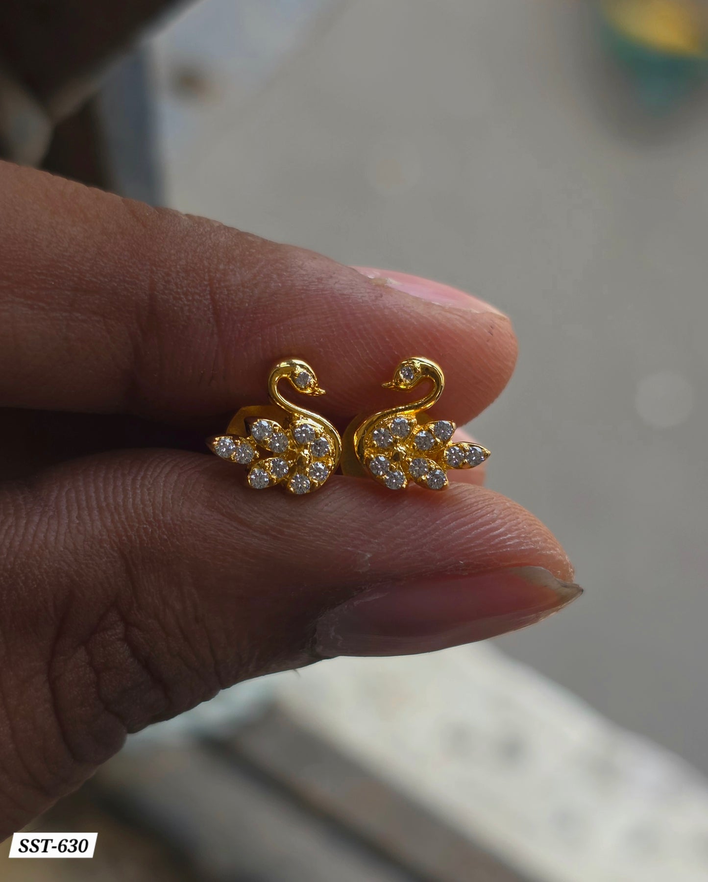 SST 630 | TINY SWAN EARRING