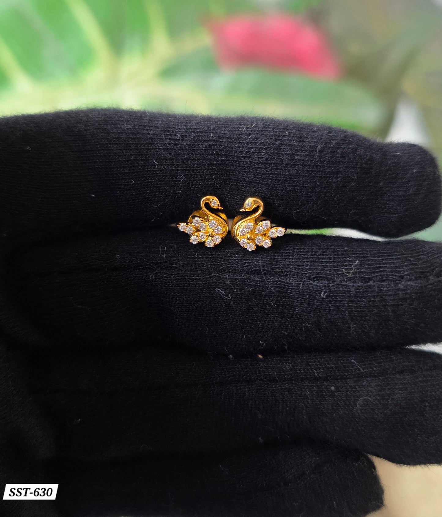 SST 630 | TINY SWAN EARRING