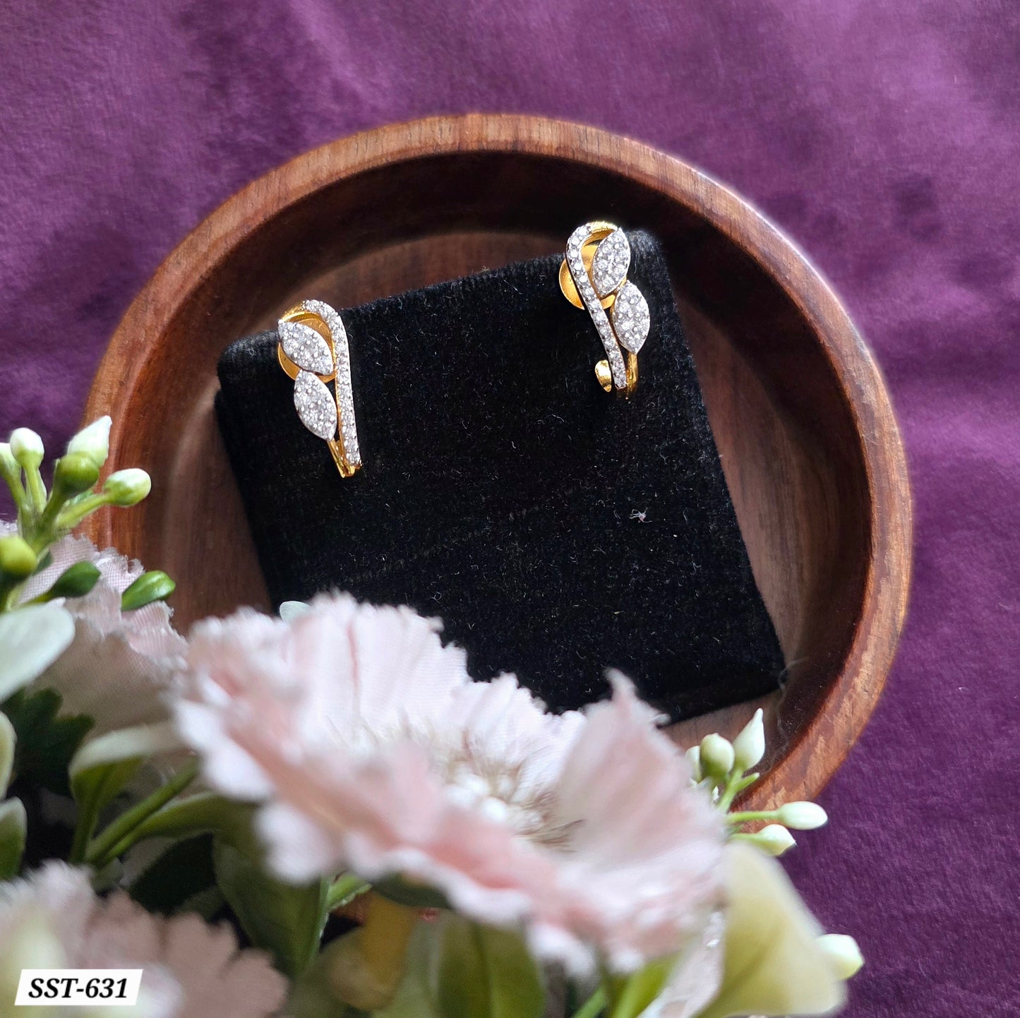 SST 631 | SPARKLING LEAF CURVE STUD EARRINGS