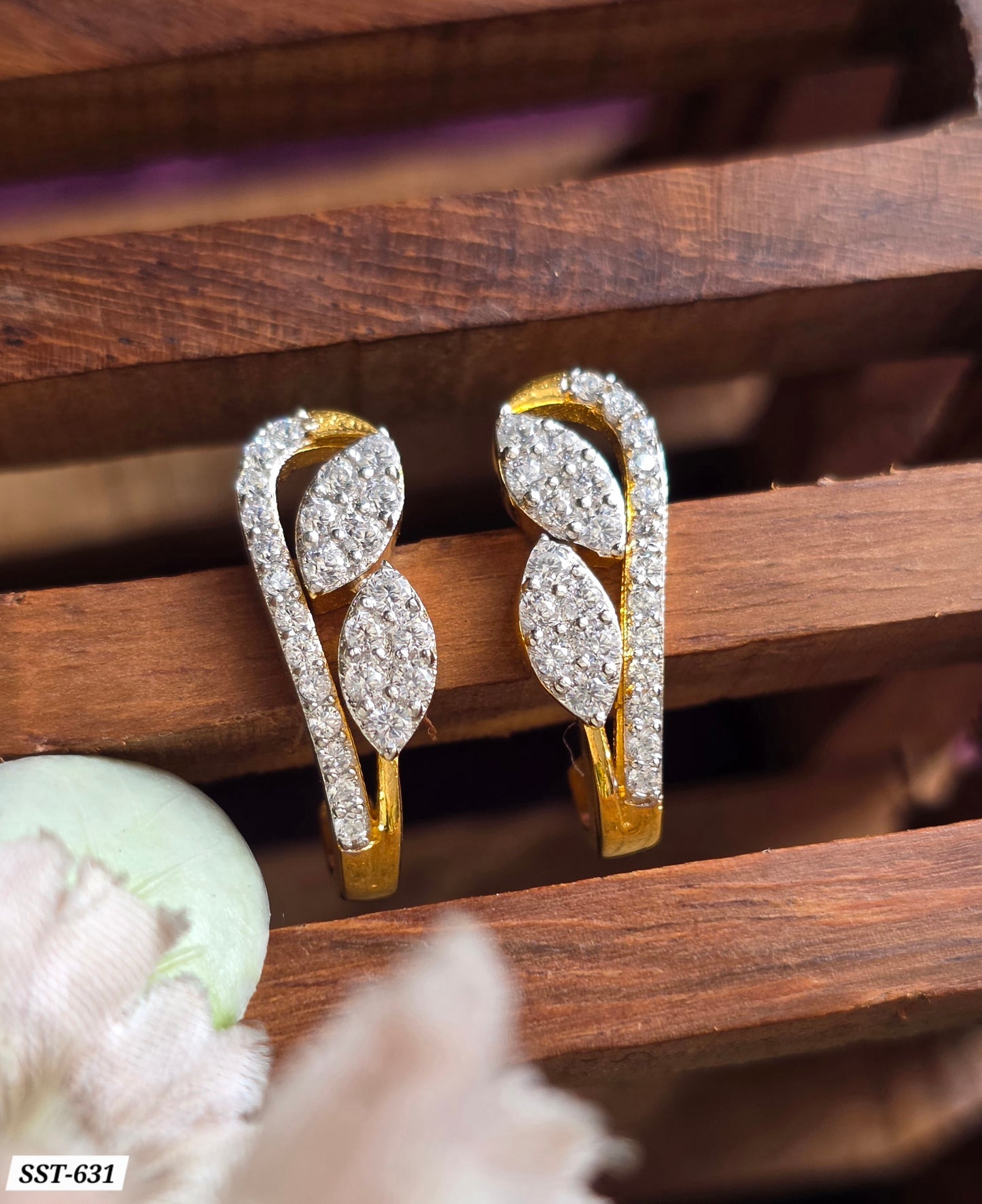 SST 631 | SPARKLING LEAF CURVE STUD EARRINGS
