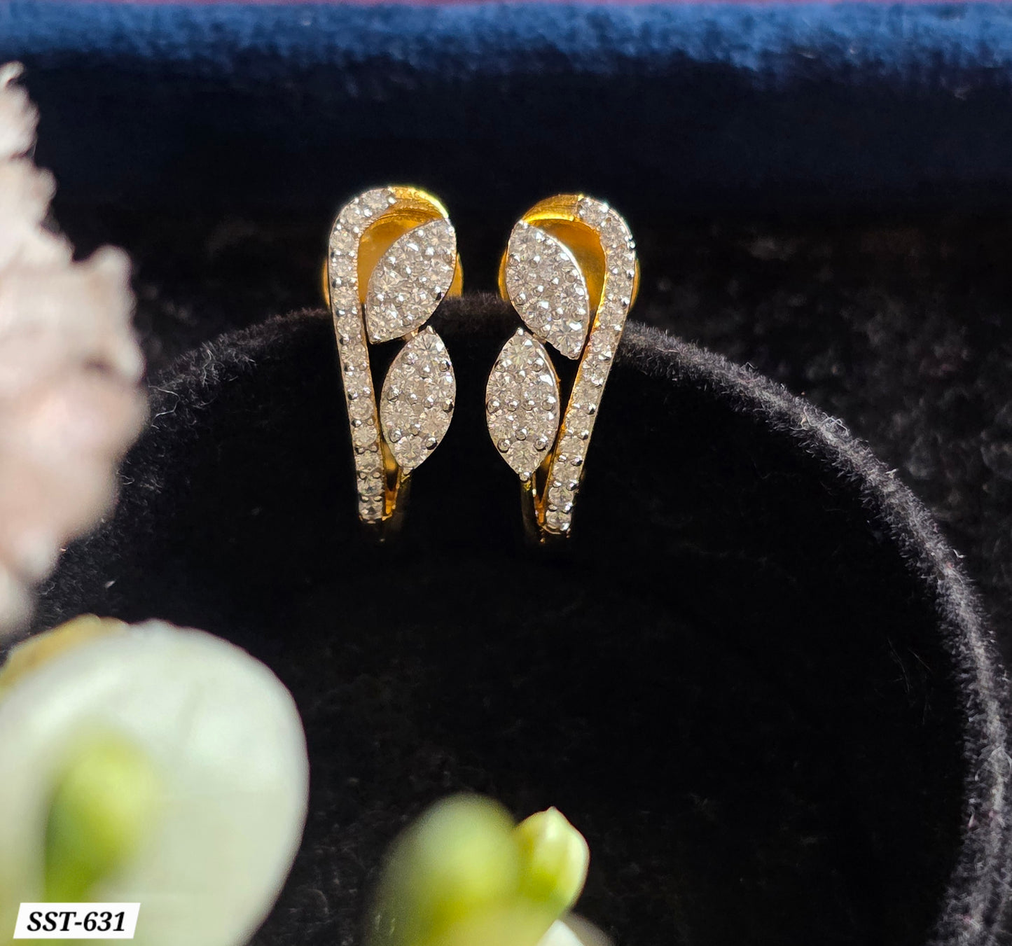 SST 631 | SPARKLING LEAF CURVE STUD EARRINGS