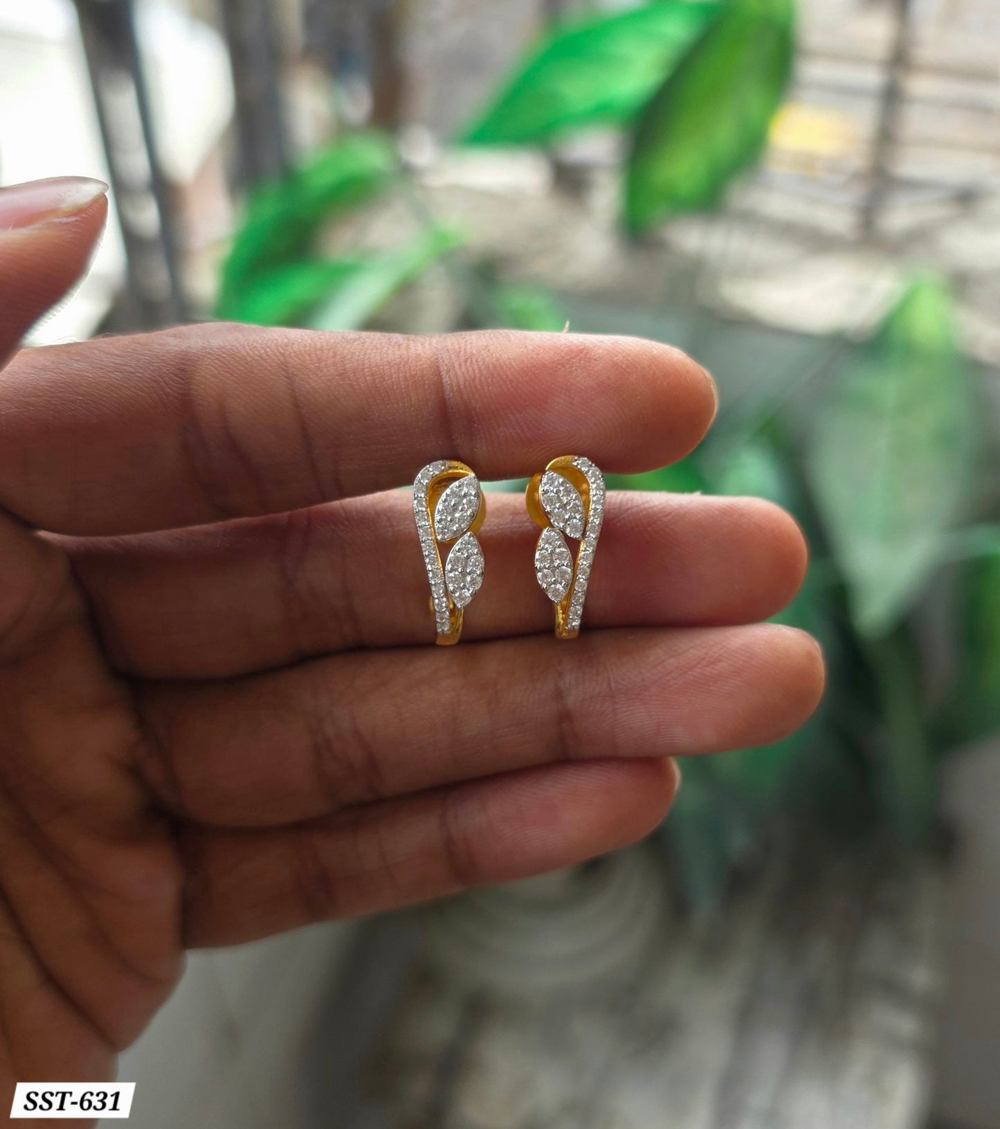 SST 631 | SPARKLING LEAF CURVE STUD EARRINGS