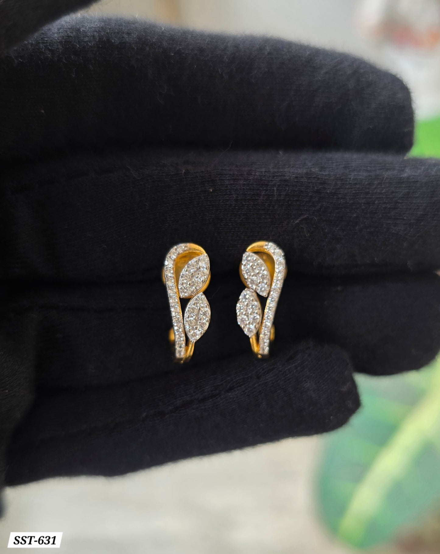 SST 631 | SPARKLING LEAF CURVE STUD EARRINGS