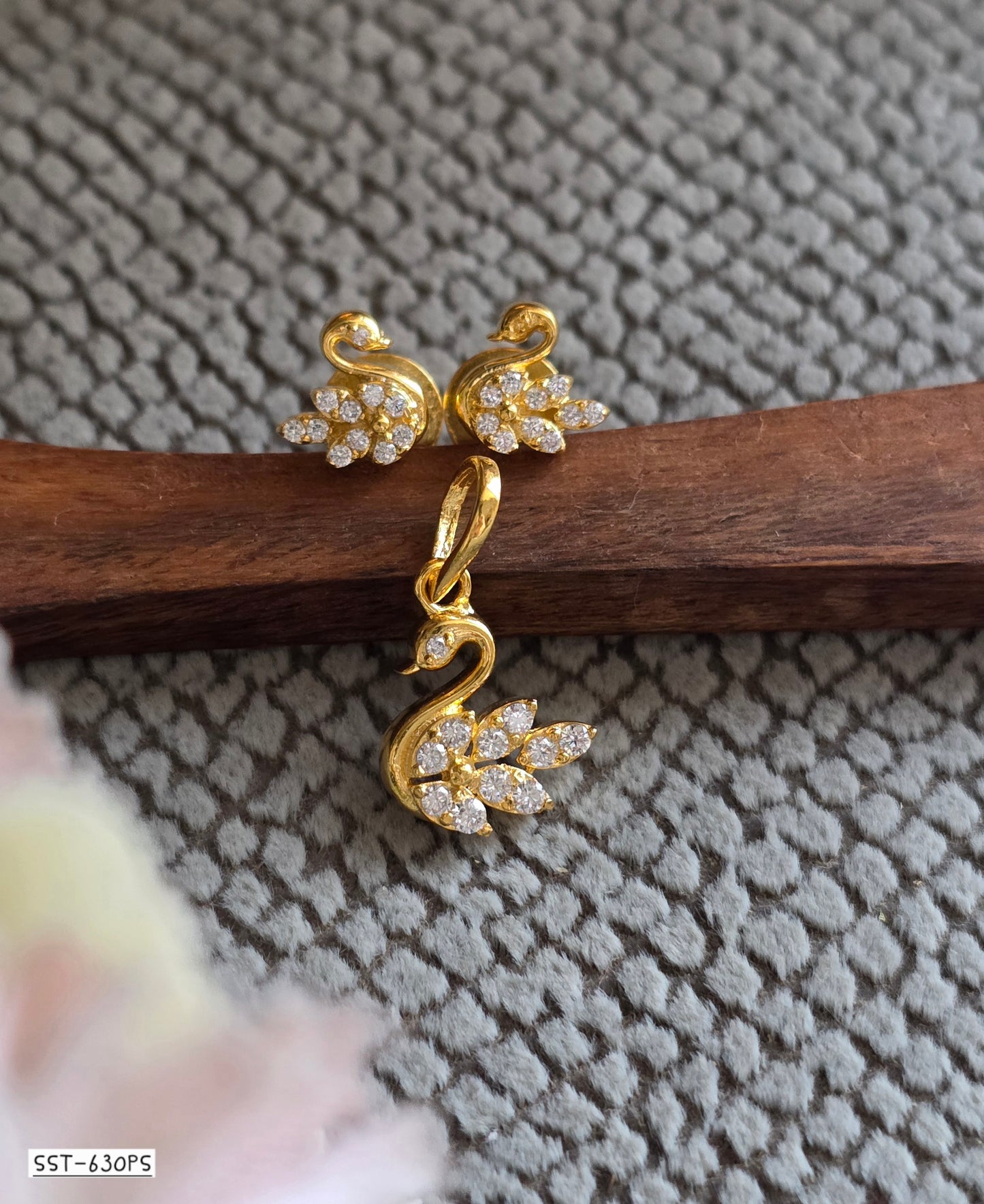SST 630PS | TINY SWAN PENDENT SET