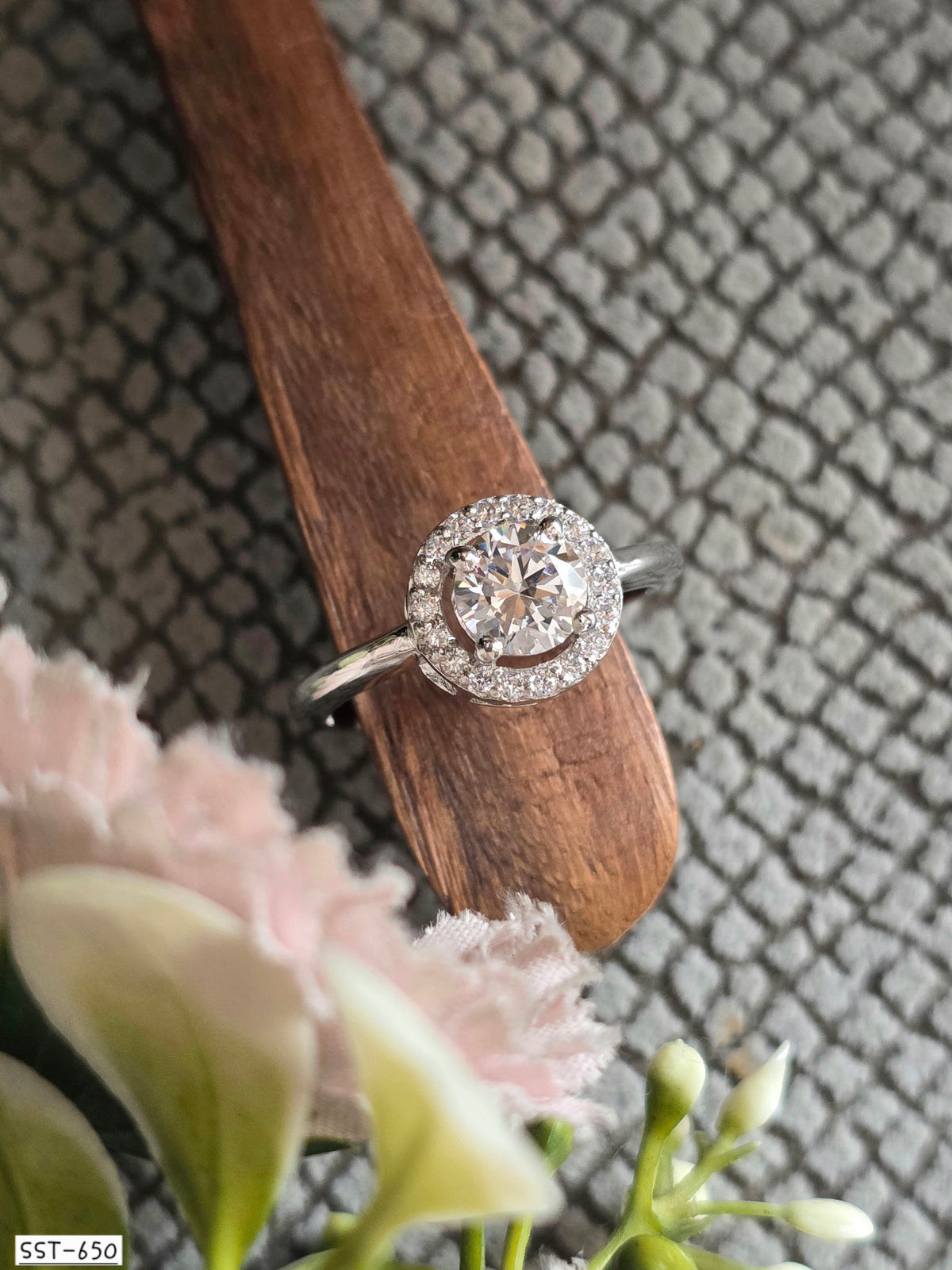 SST 650 | CLASSIC ROUND HALO STATEMENT RING