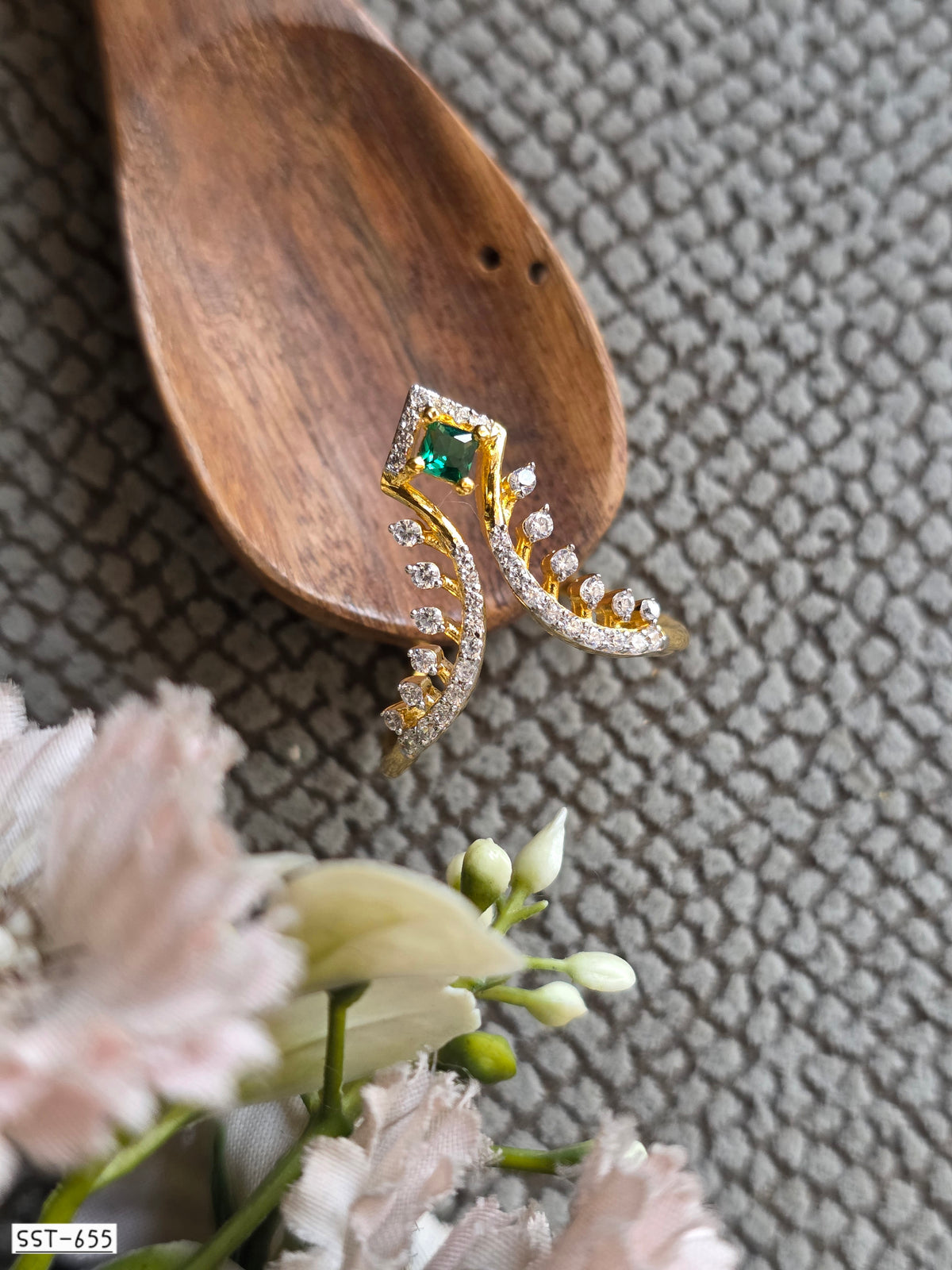 SST 655 | EMERALD LEAF SPARKLE RING