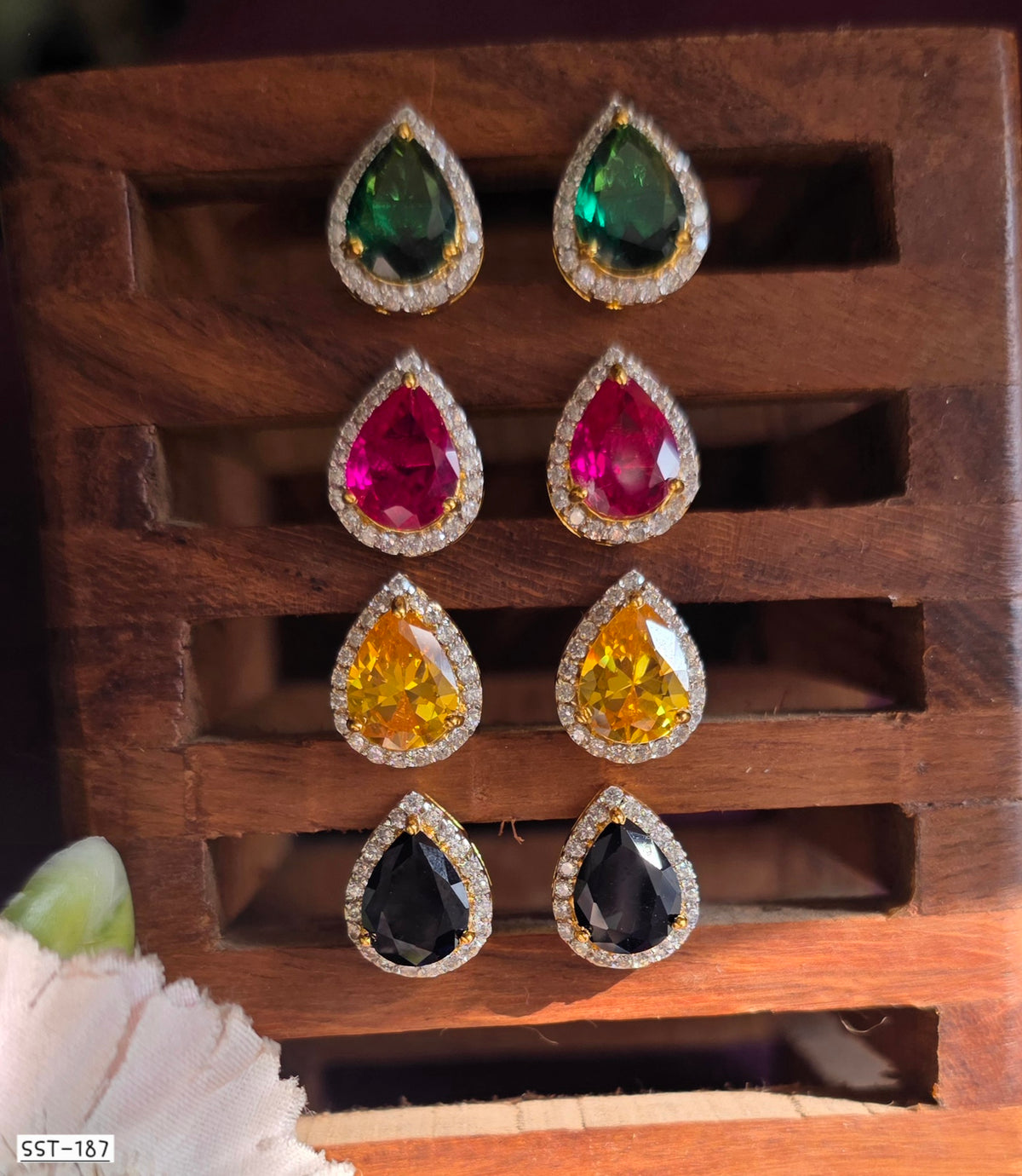 SST 187RED | EMERALD HALO PEAR STUD