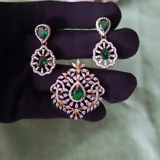 SST 379 + 390 | PENDENT AND EARRINGS SET