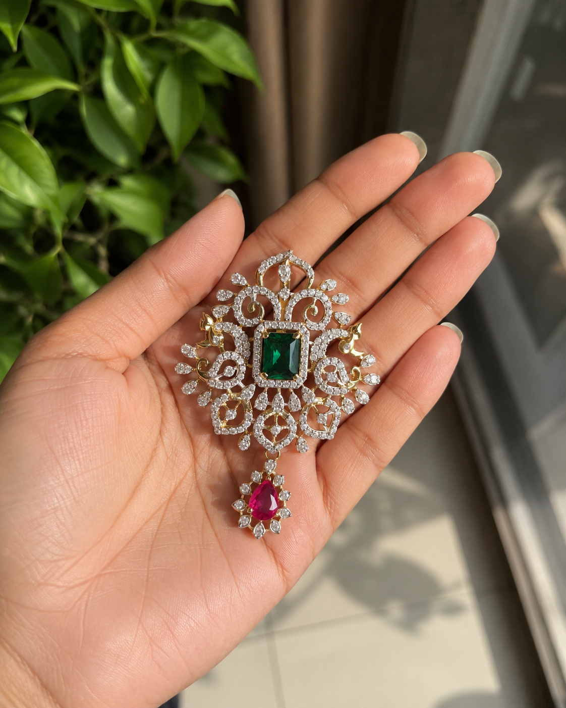 SST 483 | DIAMOND-STUDDED PENDANT WITH GREEN AND RED GEMSTONES