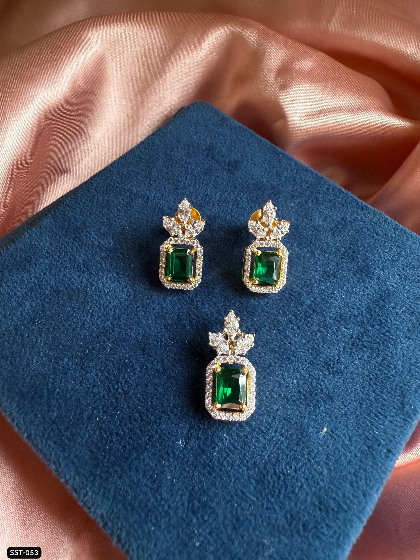SST 053 | EMERALD RADIANCE EARRINGS AND PENDANT SET