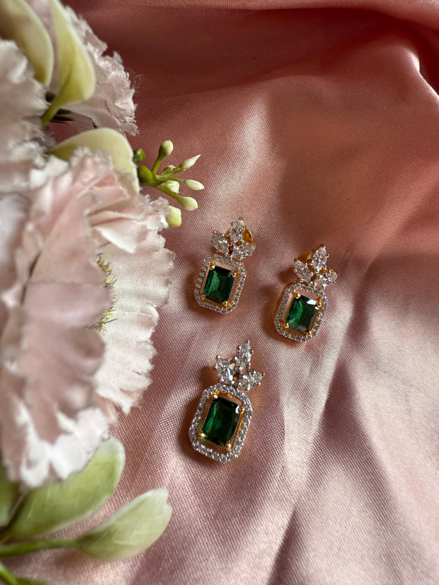 SST 053 | EMERALD RADIANCE EARRINGS AND PENDANT SET