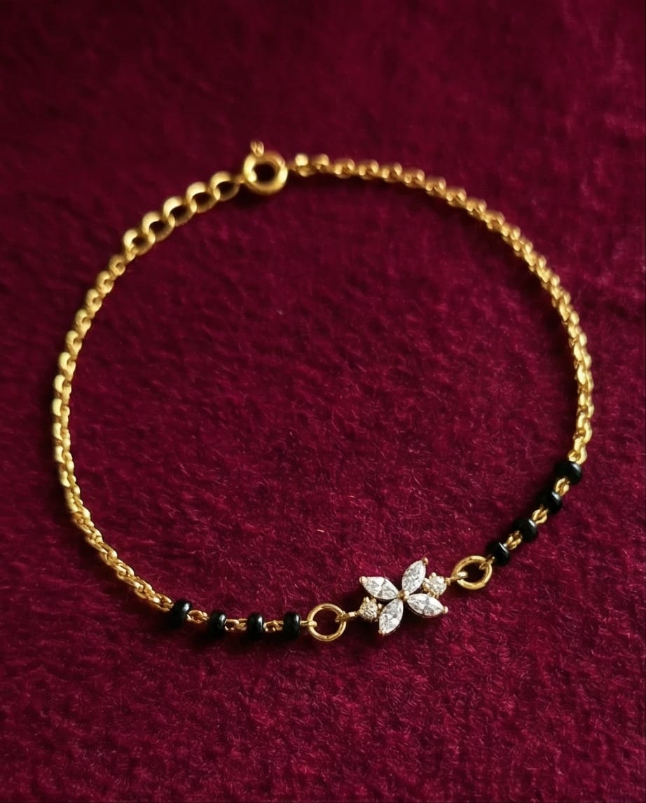 SST 548 | DELICATE FLORAL CHARM HAND MANGALSUTRA