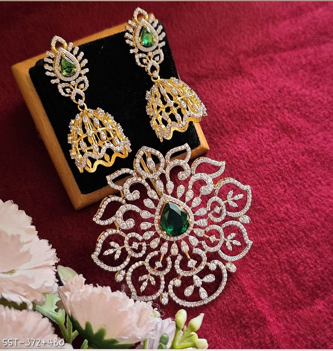 SST 372 + 480 | PENDENT AND EARRINGS SET