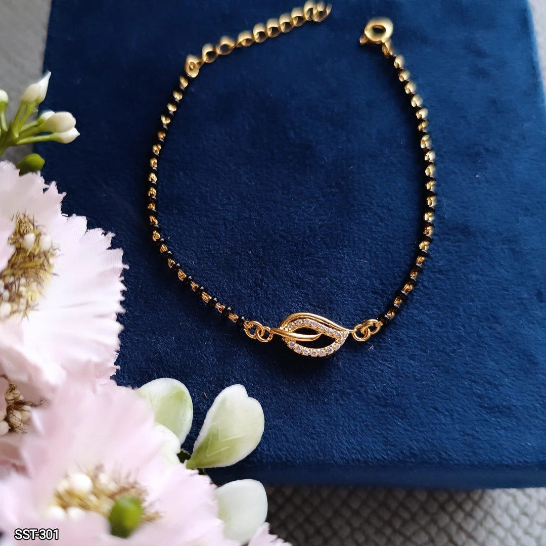 SST 301 | SPARKLING CLASP HAND MANGALSUTRA