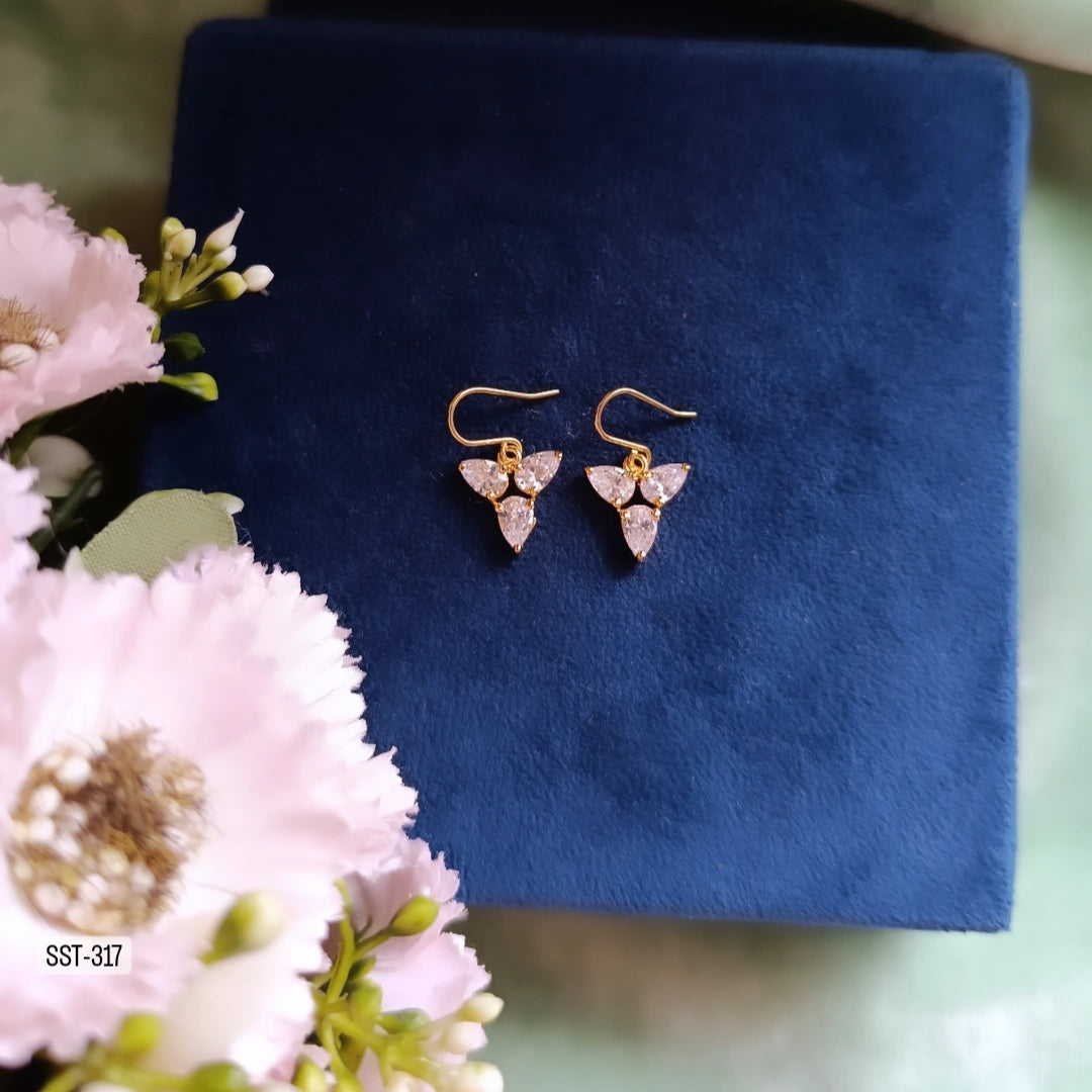 SST 317 | TRIANGLE CRYSTAL EARRINGS