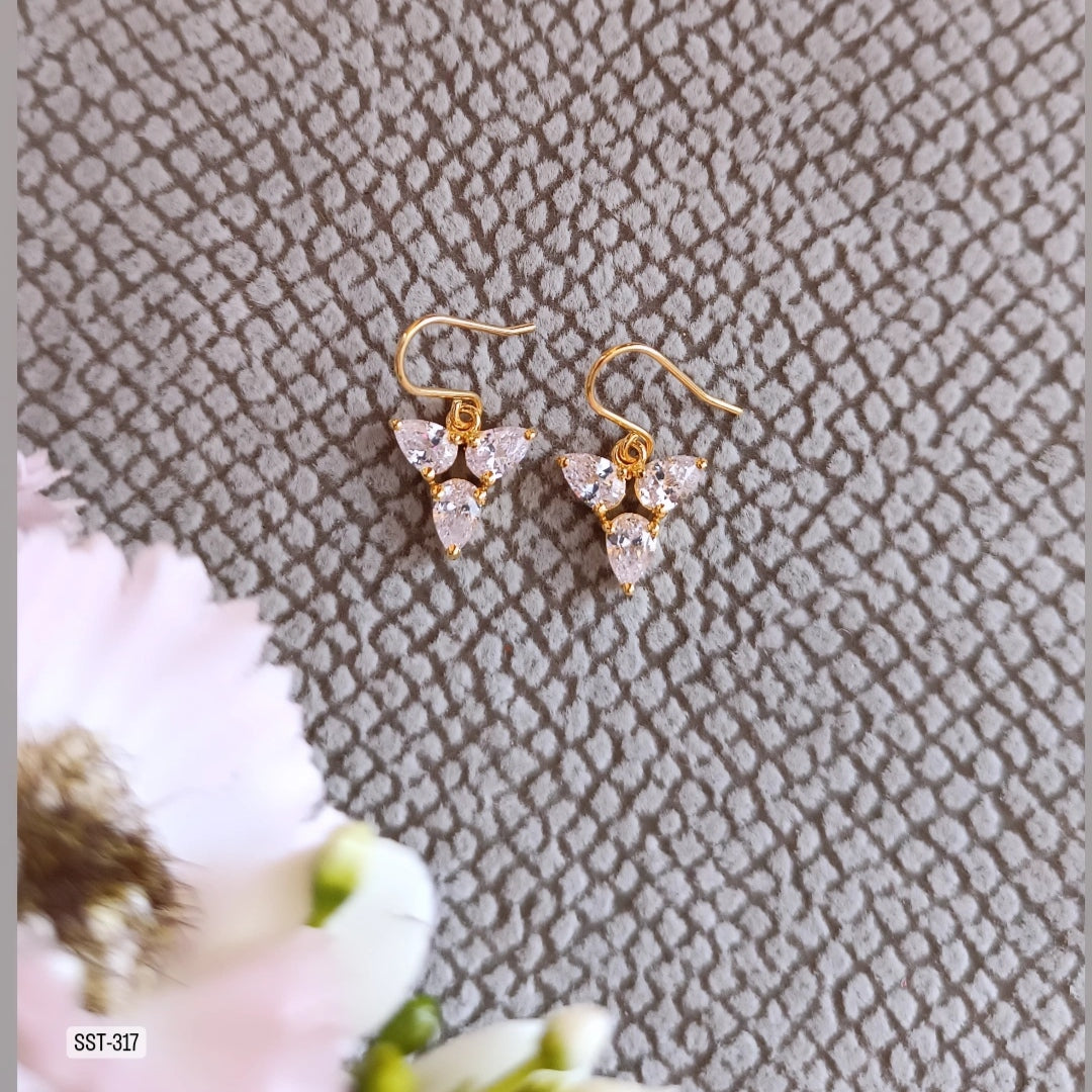 SST 317 | TRIANGLE CRYSTAL EARRINGS