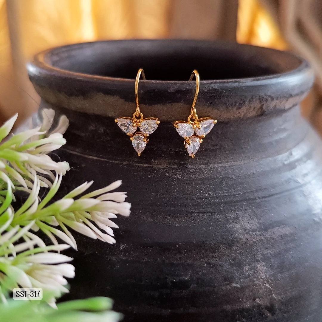 SST 317 | TRIANGLE CRYSTAL EARRINGS