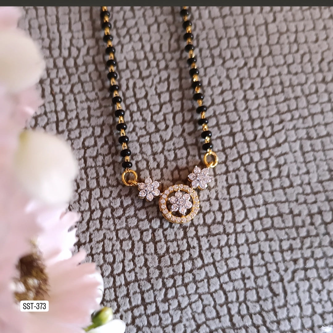 SST 373 |  ELEGANT FLORAL NECKLACE WITH STYLISH CHAIN