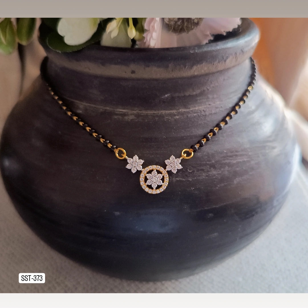 SST 373 |  ELEGANT FLORAL NECKLACE WITH STYLISH CHAIN