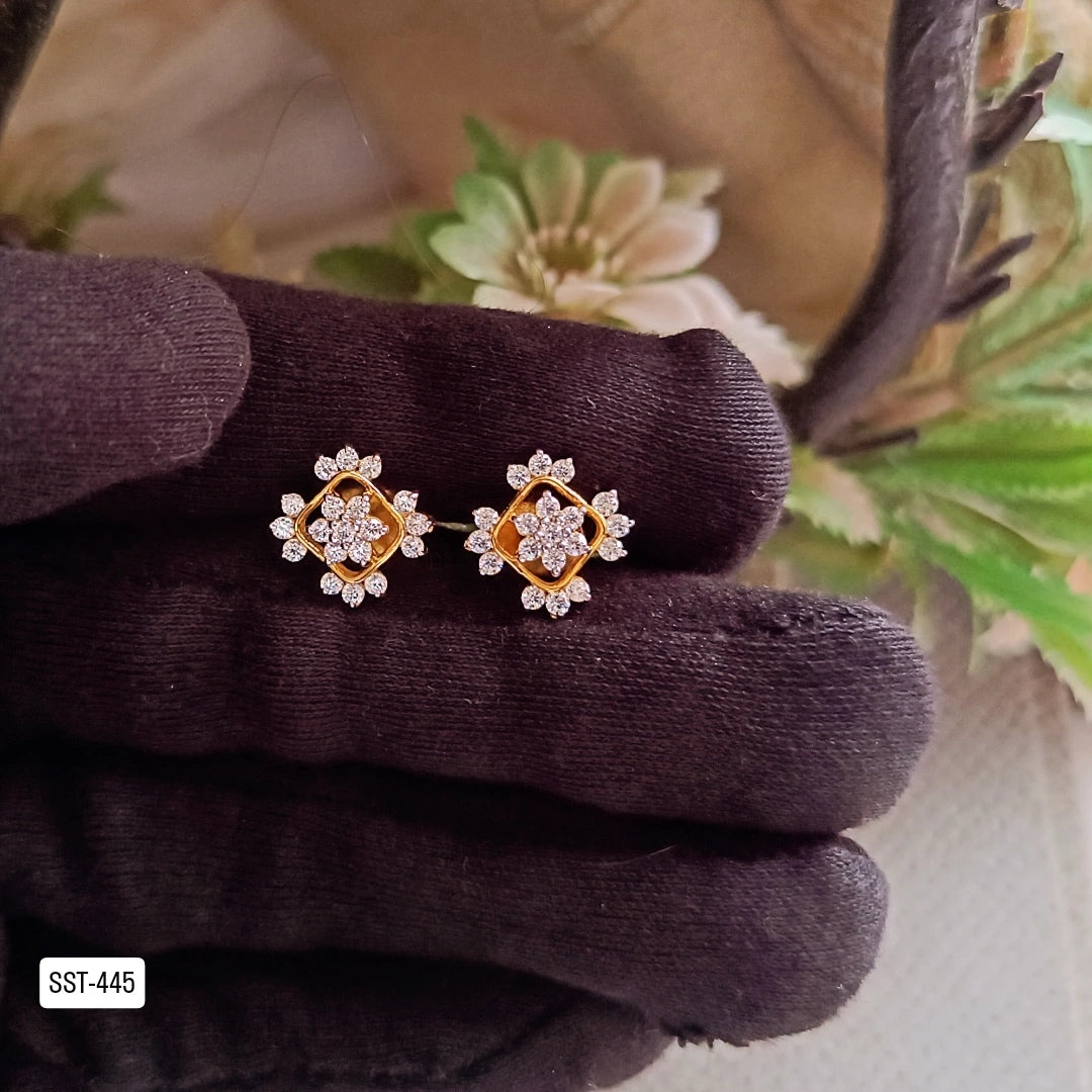SST 445 | SPARKLING FLOWER STUD EARRINGS