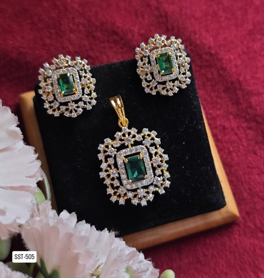 SST 505 | EMERALD DIAMOND PENDANT AND EARRINGS