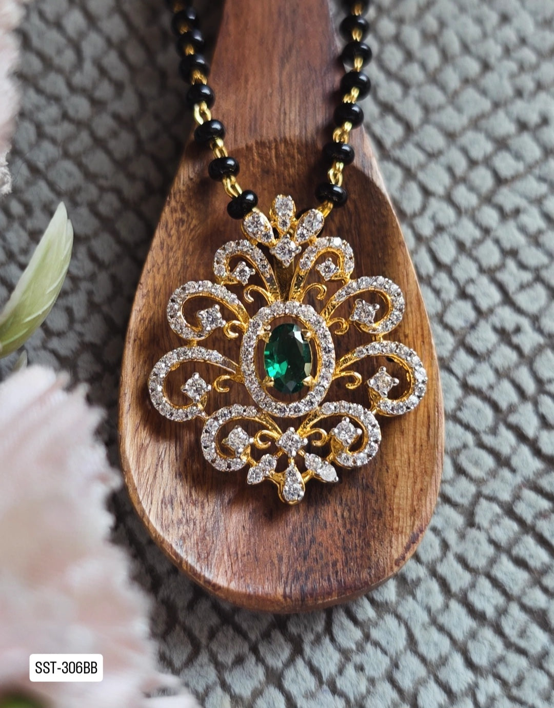 306BB | EMERALD AND DIAMOND MANGALSUTRA