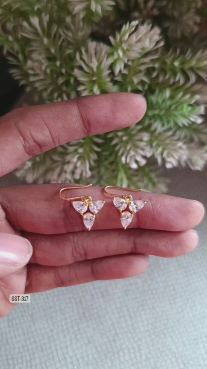 SST 317 | TRIANGLE CRYSTAL EARRINGS