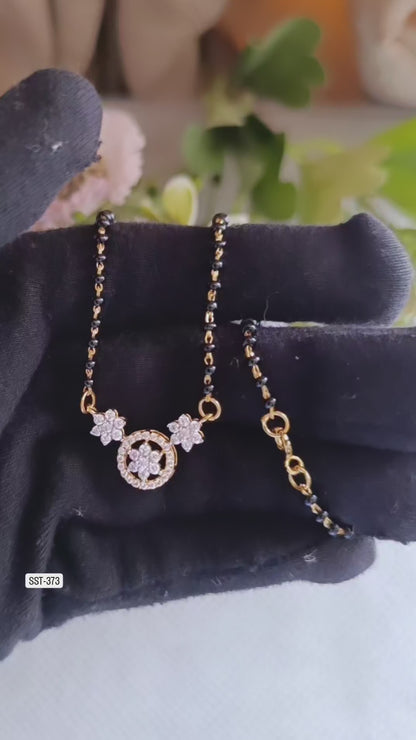 SST 373 |  ELEGANT FLORAL NECKLACE WITH STYLISH CHAIN